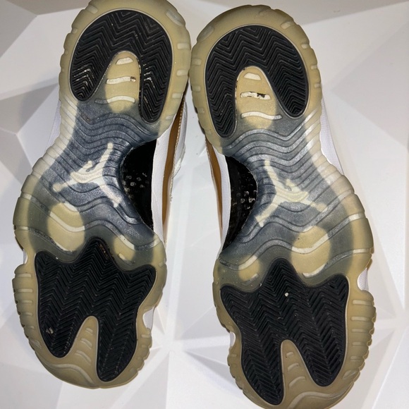 AIR JORDAN 11 XI RETRO LOW NEW SIZE 9.5 CLOSING CEREMONY WHITE GOLD  B-GRADE - Picture 3 of 4